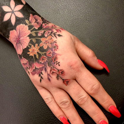 Handtattoo in colour ibiza