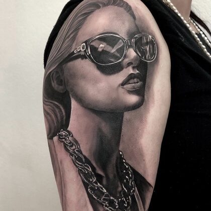 Girl with sunglasses black and grey ibiza tattoo